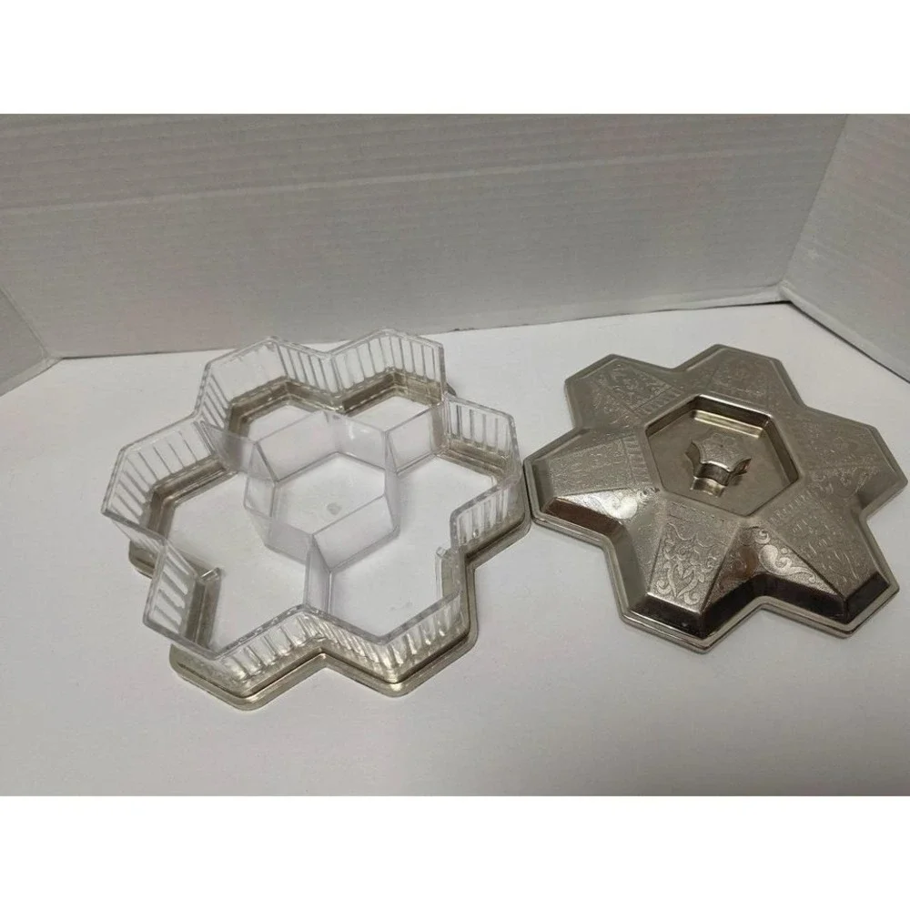 Plastic vintage-style trinket box features a‎ distinctive hexagonal star shape